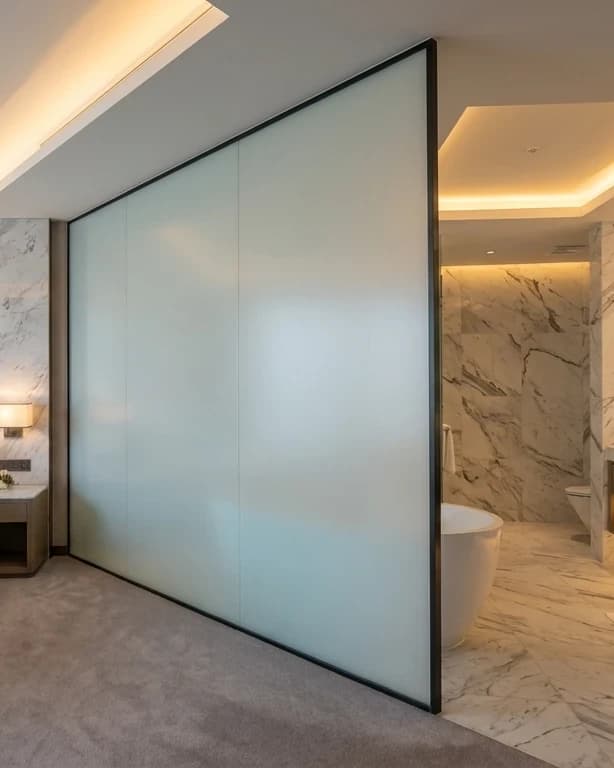 Private residence — Floor-to-ceiling living-room glass